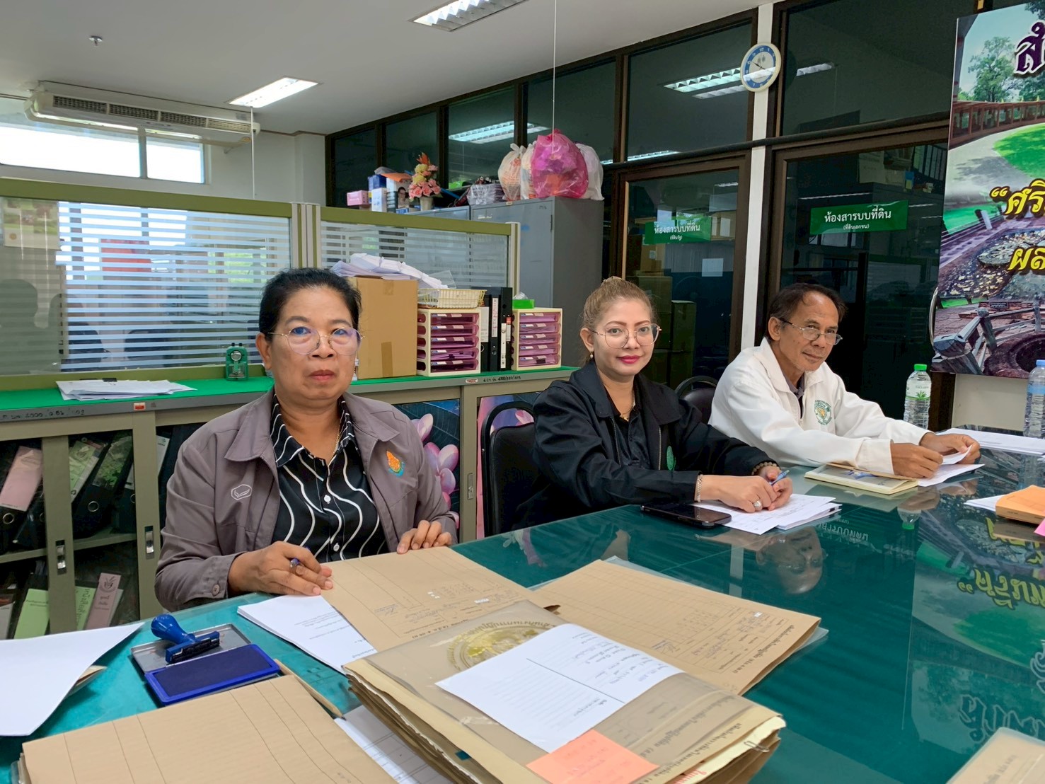 title - วันศุกร์ที่ 13 มีนาคม 2569 เวลา 10.00 น. นายวิทูล ประดิษฐบุญ ปฏิรูปที่ดินจังหวัดปราจีนบุรี  พร้อมด้วยผู้อำนวยการกลุ่มงานช่างและแผนที่ ผู้อำนวยการกลุ่มกฎหมาย ผู้อำนวยการกลุ่มการเงินบัญชีและจัดเก็บผลประโยชน์ ผู้อำนวยการกลุ่มยุทธศาสตร์และการปฏิรูปที่ดิน และเจ้าหน้าที่ ส.ป.ก.ปราจีนบุรี  ที่เกี่ยวข้อง จัดการประชุมคณะทำงานตรวจสอบคุณสมบัติผู้ยื่นคำขอเข้าทำประโยชน์ในเขตปฏิรูปที่ดินจังหวัดปราจีนบุรี ครั้งที่ 6/2569